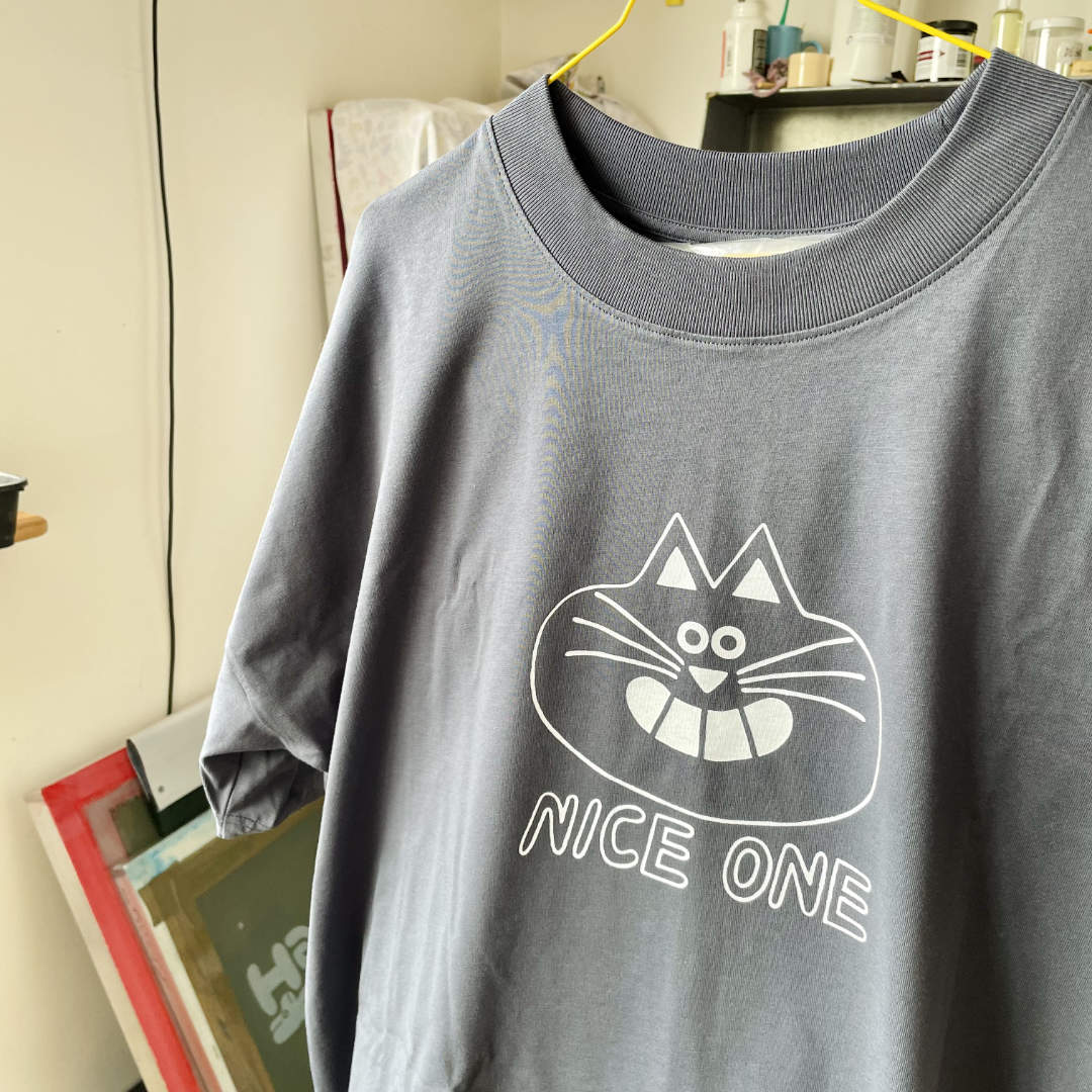 Off-centre Nice One T-shirt in Grey - XS/L
